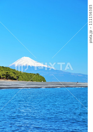 静岡県　青空の三保の松原と富士山 111156385
