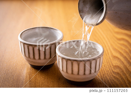 日本酒を注ぐ 111157203