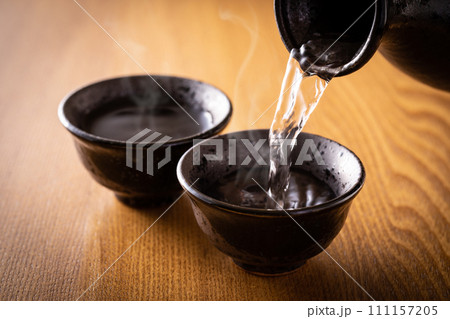 日本酒を注ぐ 日本酒を注ぐ 111157205