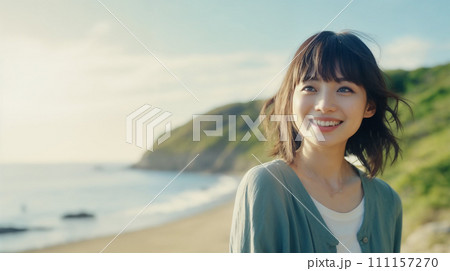 海岸で笑う女性 111157270
