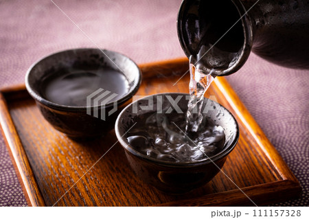 日本酒を注ぐ 111157328