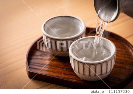 日本酒を注ぐ 111157330