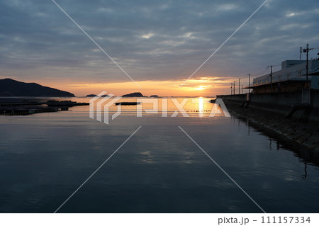 兵庫県　坂越　日の出頃　朝　風景 111157334