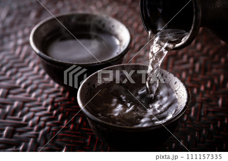 日本酒を注ぐ 日本酒を注ぐ 111157335