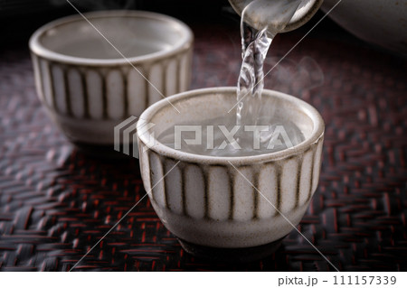 日本酒を注ぐ 日本酒を注ぐ 111157339