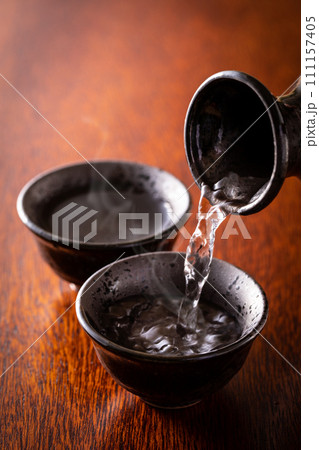日本酒を注ぐ 111157405