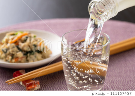 冷酒を注ぐ  111157457