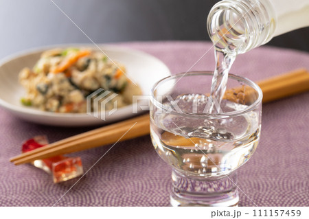 冷酒を注ぐ
冷酒を注ぐ
111157459