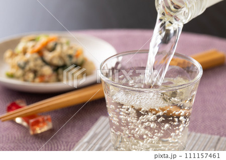 冷酒を注ぐ  111157461