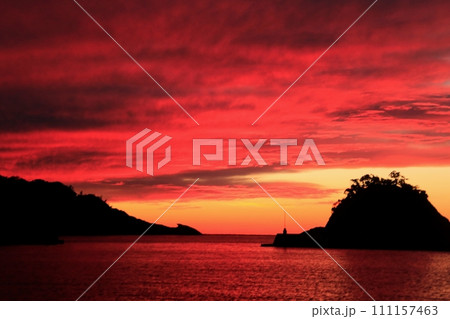 美しい夕焼け空と海 美しい夕焼け空と海 111157463