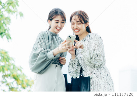 女子旅　旅行　スマホを見る女性 111157520