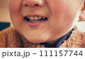 こどもの口元のアップおとこのこ 111157744
