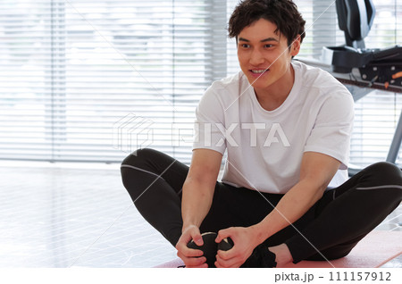 スポーツクラブでストレッチをする男性 111157912