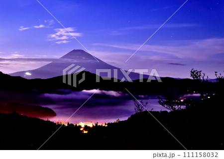 箱根大観山からの富士山の夜明け 箱根大観山からの富士山の夜明け 111158032