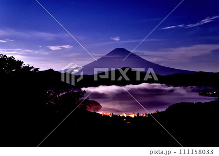 箱根大観山からの富士山の夜明け 111158033