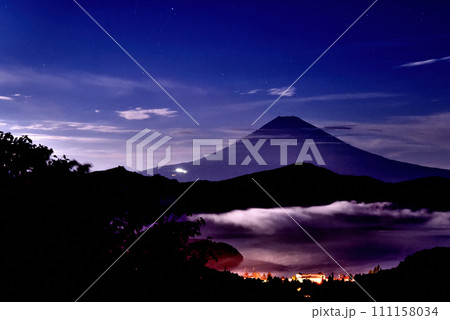 箱根大観山からの富士山の夜明け 111158034