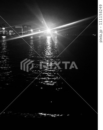 船から見る東京の夜景、光と水面 船から見る東京の夜景、光と水面 111158249