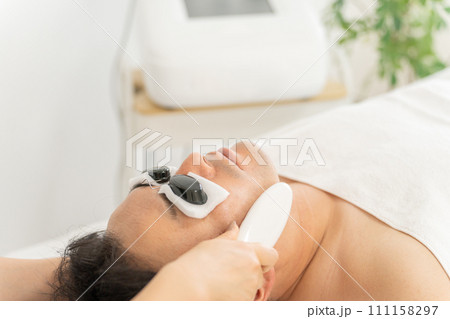 ヒゲ脱毛・髭脱毛・脱毛サロンで施術を受ける男性(メンズ脱毛・レーザー脱毛) ヒゲ脱毛・髭脱毛・脱毛サロンで施術を受ける男性(メンズ脱毛・レーザー脱毛) 111158297