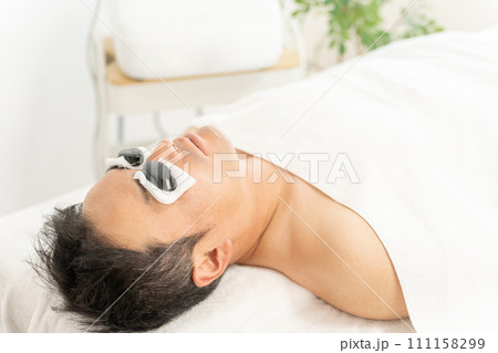 ヒゲ脱毛・髭脱毛・脱毛サロンで施術を受ける男性(メンズ脱毛・レーザー脱毛) ヒゲ脱毛・髭脱毛・脱毛サロンで施術を受ける男性(メンズ脱毛・レーザー脱毛) 111158299