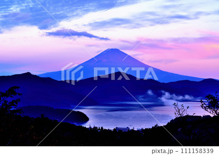 箱根大観山からの朝焼けの富士山 箱根大観山からの朝焼けの富士山 111158339