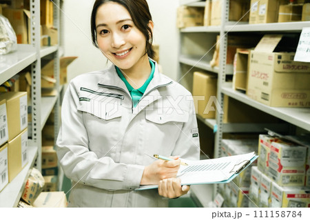 倉庫で在庫管理をする若い女性 111158784