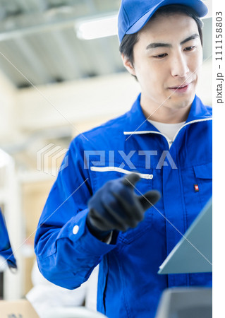 プラットフォームで作業をする男性作業員 111158803