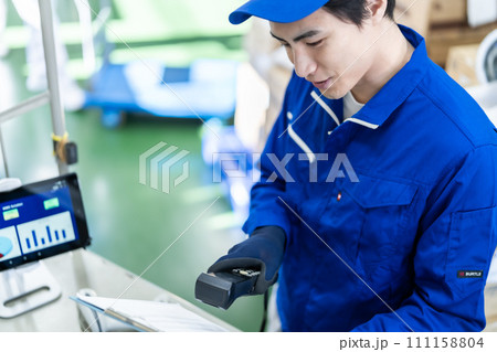 プラットフォームで作業をする男性作業員 111158804