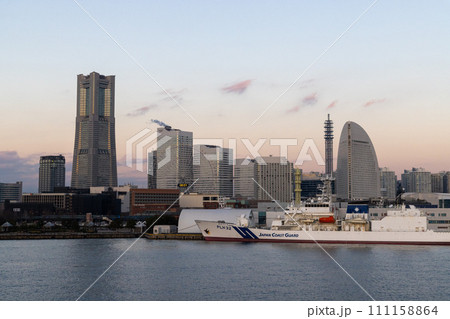 朝日に輝くみなとみらい 111158864