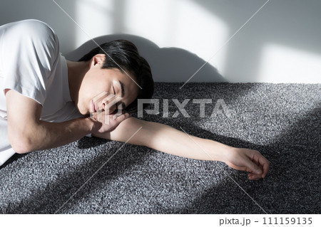 寝そべって昼寝する男性 111159135