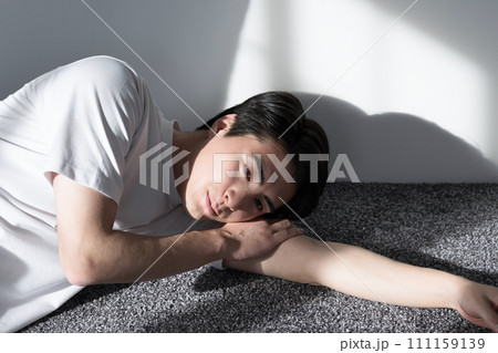 寝そべって昼寝する男性 寝そべって昼寝する男性 111159139