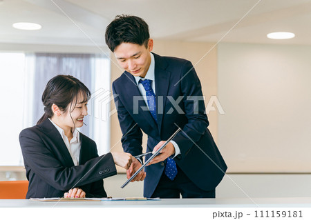 女性上司にタブレットの資料をチェック・提出しているビジネスマン(教育・育成・セミナー・研修) 女性上司にタブレットの資料をチェック・提出しているビジネスマン(教育・育成・セミナー・研修) 111159181