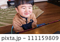 笑顔の目をつぶった幼児 111159809