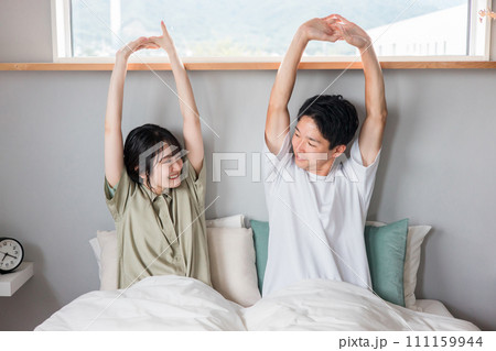 熟睡・快眠して気持ちよく目覚める夫婦（起床・寝起き・睡眠） 111159944