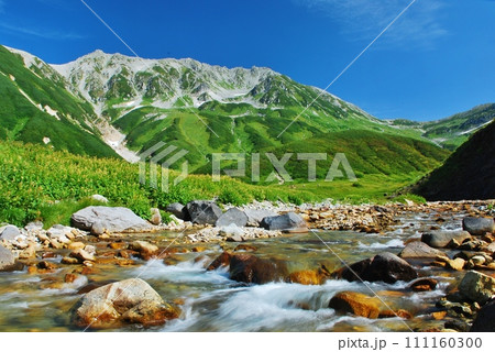 絶景の北アルプス 立山連峰　夏景色 111160300