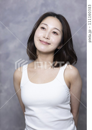 可愛い女性のポートレート、ビューティーイメージ 111160383