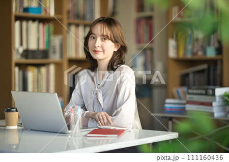 オフィスで働く若い女性 オフィスで働く若い女性 111160436