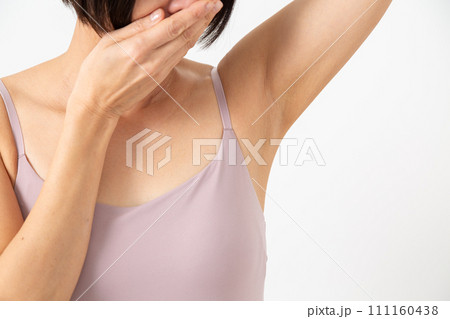 脇の臭いを気にするミドル女性 脇の臭いを気にするミドル女性 111160438