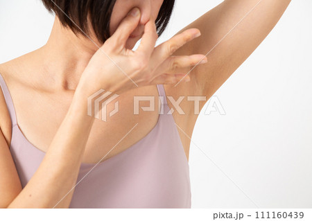 脇の臭いを気にするミドル女性 脇の臭いを気にするミドル女性 111160439