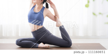 ヨガをする女性　顔無し 111160651