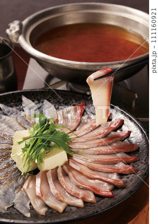 高級感のある鰤と桜鯛のしゃぶしゃぶ鍋 111160921