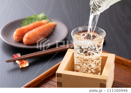 冷酒を注ぐ
冷酒を注ぐ
111160946
