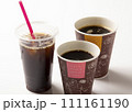 紙コップのホットコーヒーとプラカップのアイスコーヒー01 111161190