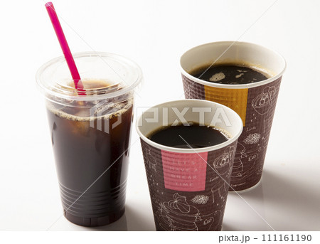 紙コップのホットコーヒーとプラカップのアイスコーヒー01 111161190