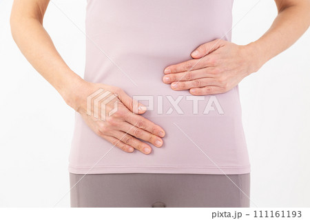 お腹を触るミドル女性 111161193