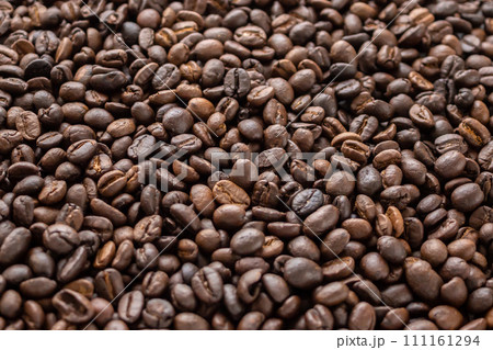 Fresh roasted brown coffee beans background 111161294