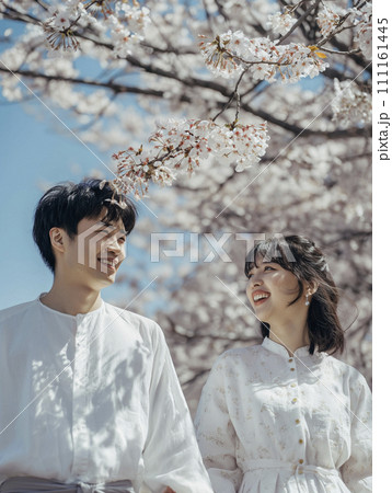 AI画像生成　桜と若い男女 111161445