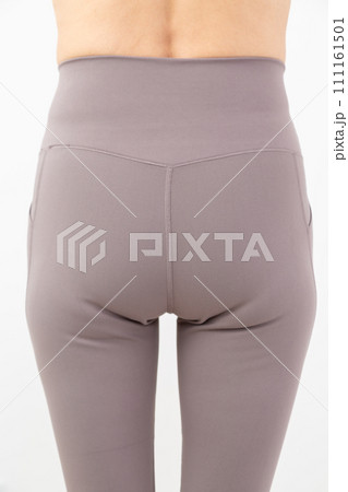 ダイエットで痩せたミドル女性のヒップ 111161501