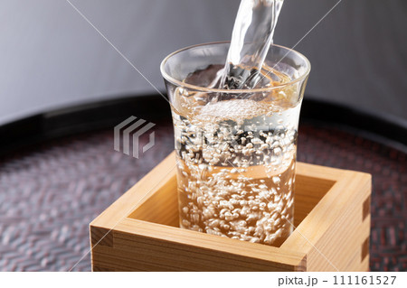 冷酒を注ぐ  111161527