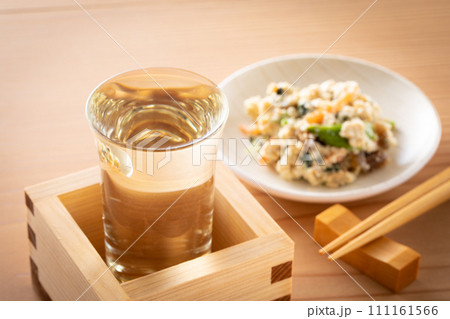 冷酒を注ぐ  111161566