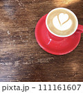 赤いマグカップに入ったコーヒー 111161607